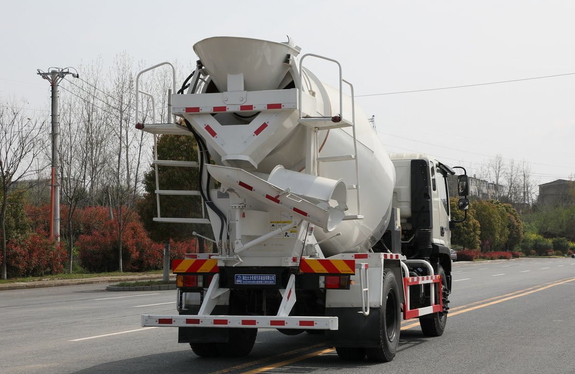 Camion per il miscelato di calcestruzzo mini Foton ES5 Bianco colore 4m3 Cisterna di miscelazione 4*2 modalità di guida