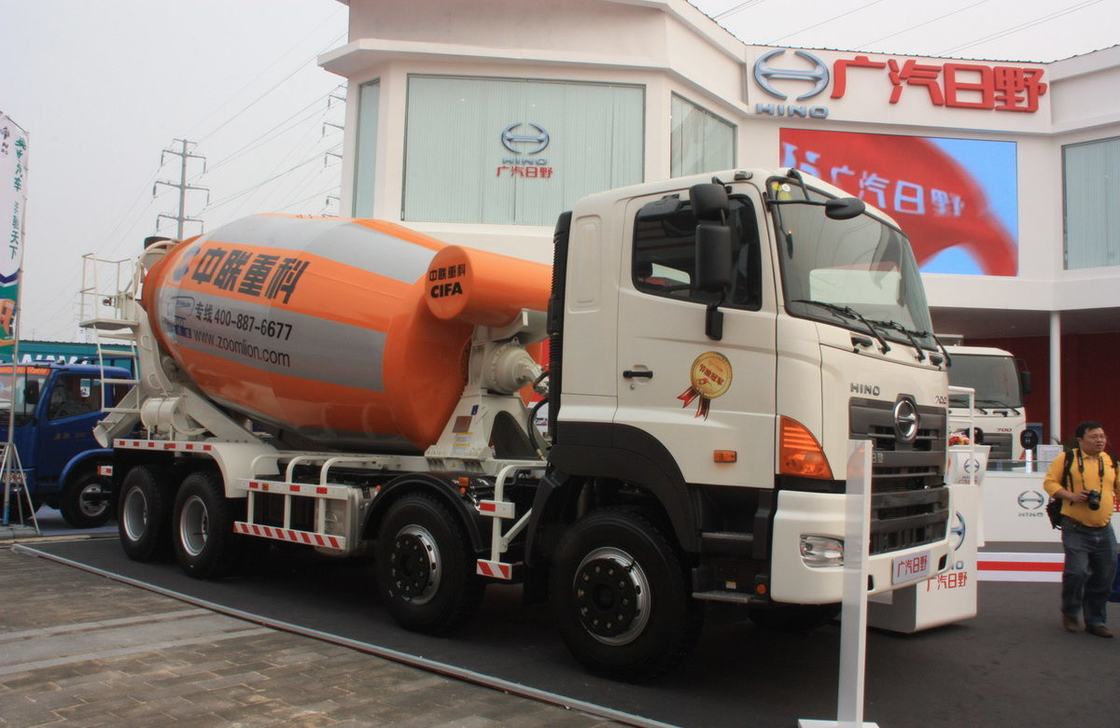 Camion Mixer di calcestruzzo 350hp Zoomlion Tanker 8*4 Hino Mixer Euro 3 Uso in Africa