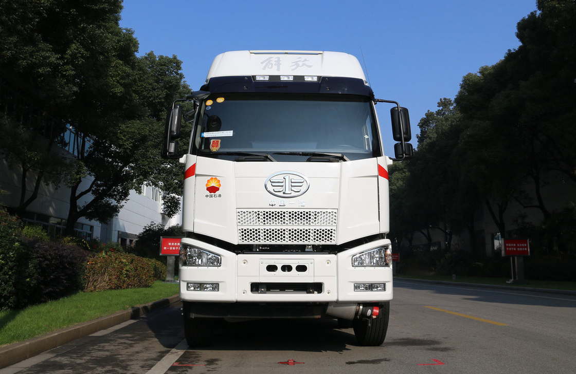 FAW 8*4 Fuel Tanker Truck JM6 Modello Serbatoi di stoccaggio di olio usato 31,5 Cubic 280hp LHD