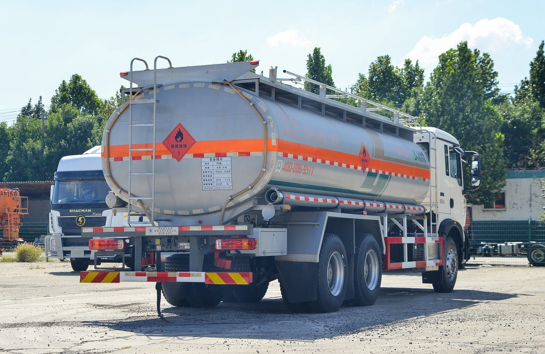 Howo Oil Truck 20 Cubic 10 pneumatici Howo TX Model Fuel Tanker 6*4 Flat Roof 350hp
