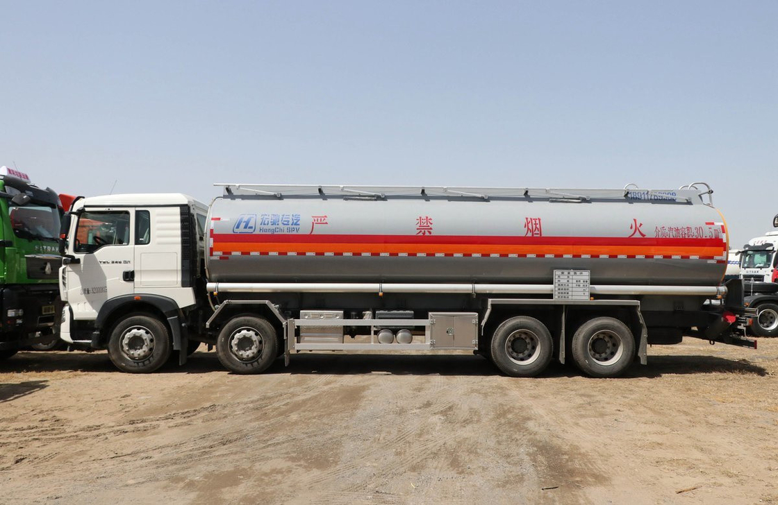 Contenitore di petrolio usato 30000 litri Howo T5G Cisterna petrolifera Camionetto a 4 assi Cabina con lettiera