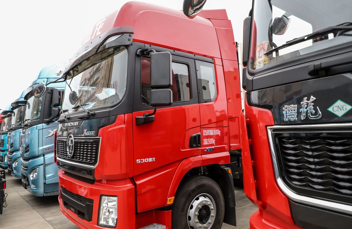 Shacman Truck 6x4 Tractor Head X5000 Modello Motore CNG 530hp Dormitore a due piani