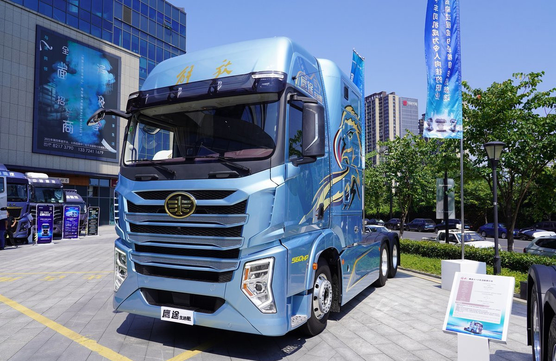 Jiefang 6x4 Tractor Trucks Living Cabin Bule Color 560hp CA Motore 10 pneumatici LHD