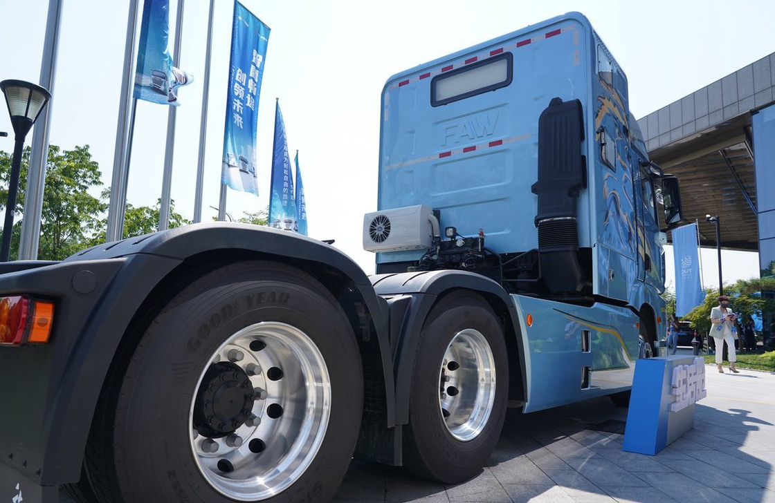 Jiefang 6x4 Tractor Trucks Living Cabin Bule Color 560hp CA Motore 10 pneumatici LHD
