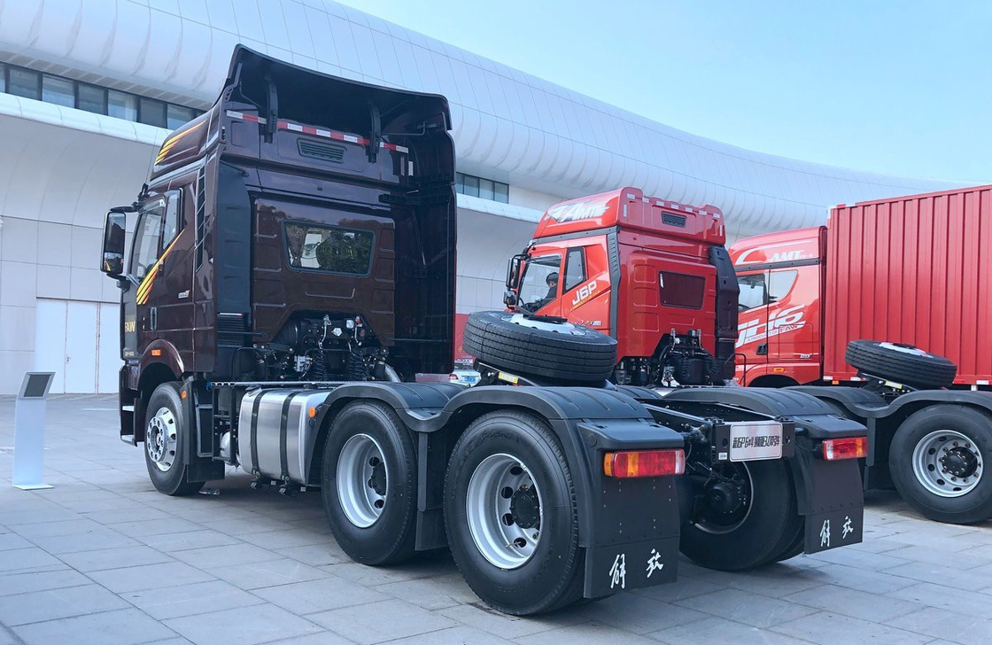 Faw Traktor Truck J6P Logistica Distribuzione 560 CV Potente motore 10 pneumatici tetto alto