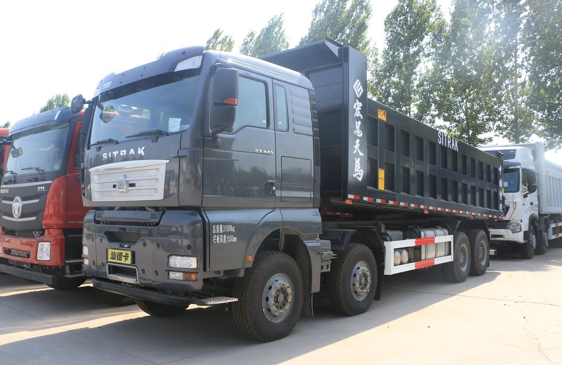 Sino Power Truck SITRAK G7H Colore nero carico 30 tonnellate Trasporto su strada Primavera foglia