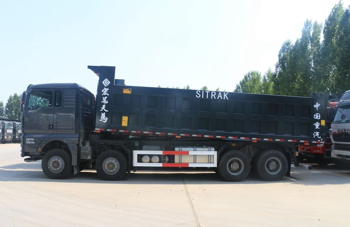 Sino Power Truck SITRAK G7H Colore nero carico 30 tonnellate Trasporto su strada Primavera foglia