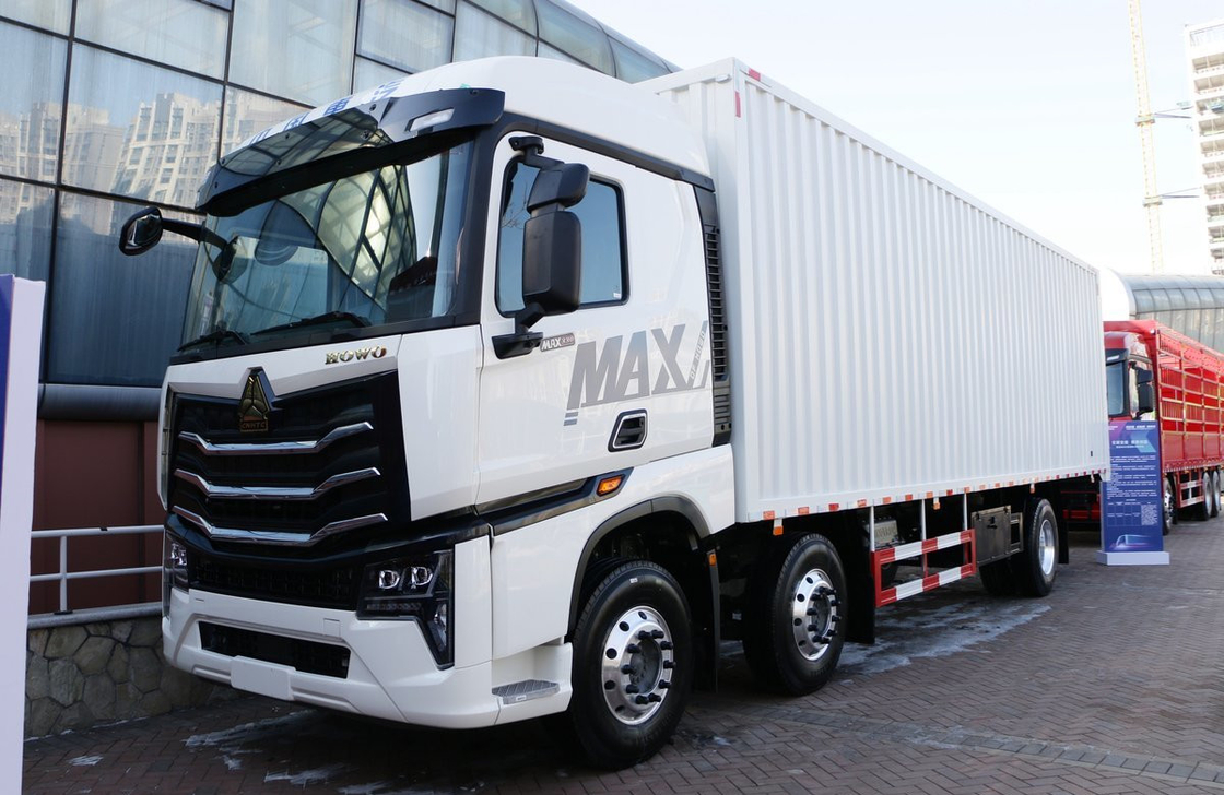 Camion di carico in scatola usato Sinotruck MAX 6*2 Modello pesante Container Box Deisel Engine