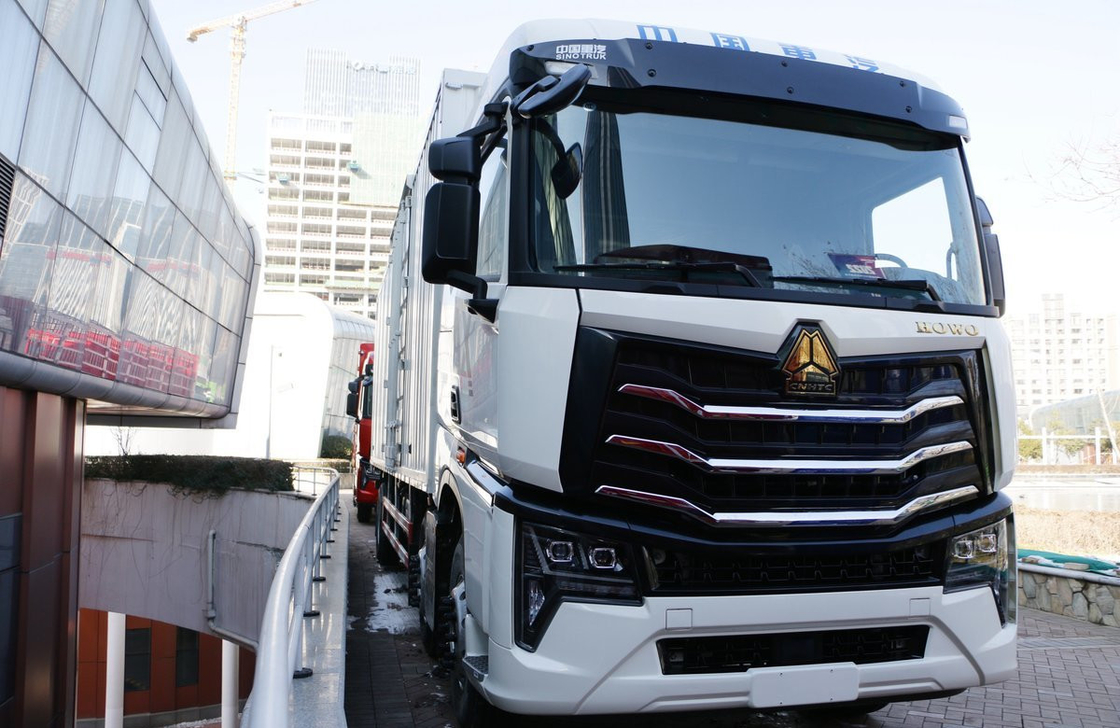 Camion di carico in scatola usato Sinotruck MAX 6*2 Modello pesante Container Box Deisel Engine