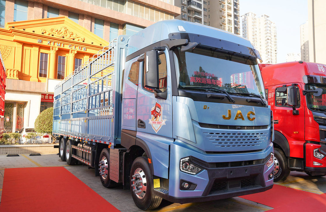 Camion di carico usato 8*4 JAC Fence Box 560hp Cummins Motore ZF Gearbox Cabina a tetto alto