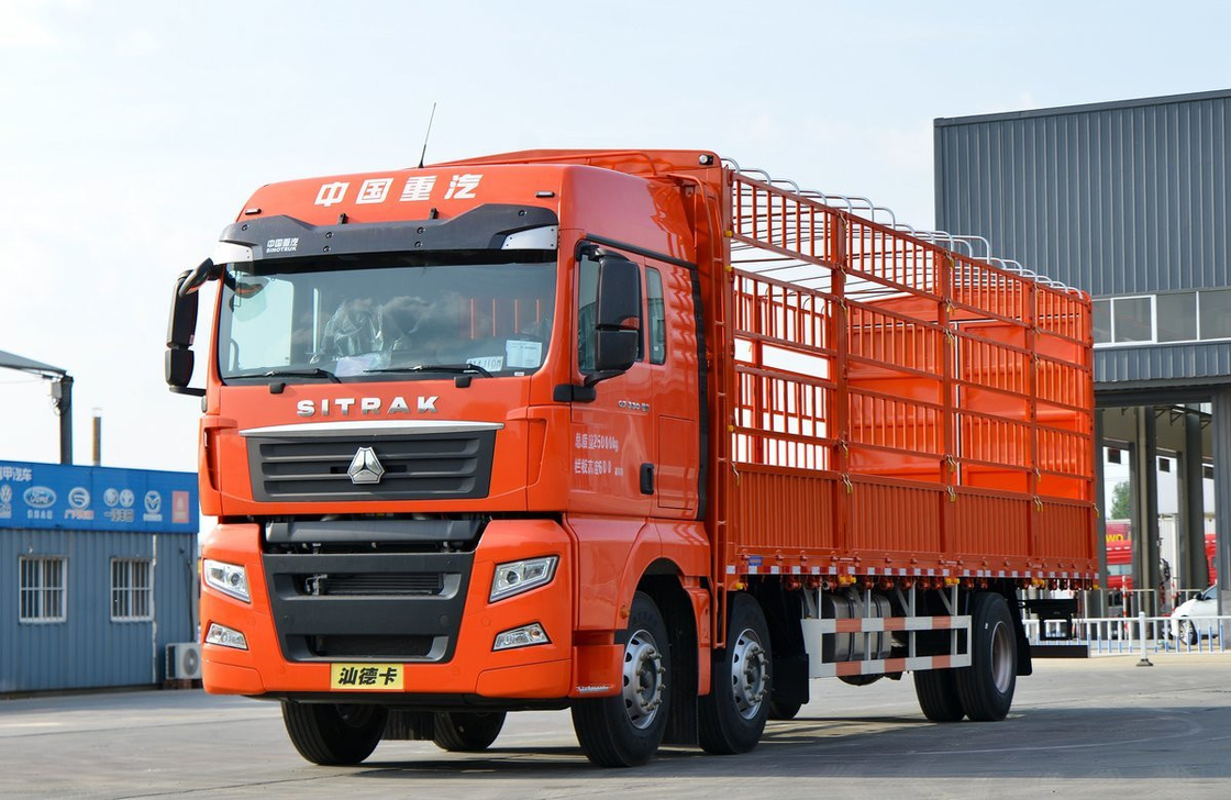 Usato Howo Cargo Truck SITRAK G7 Modello 6*2 Truck Truck Foglia molla 8,6 metri lunghe scatola