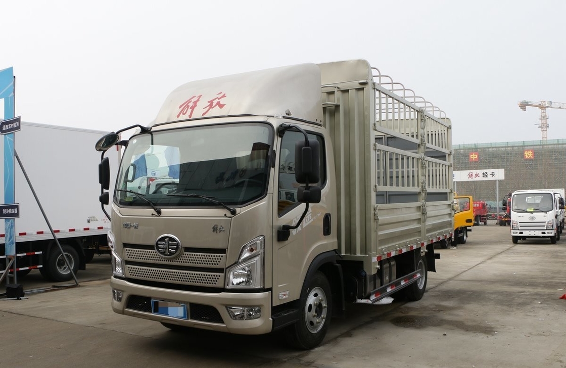 Camion usato per il trasporto di merci di tipo Faw Champagne Color 4*2 Fence Camion per il trasporto di merci di tipo Faw 4 Metri Box Cabina piatta