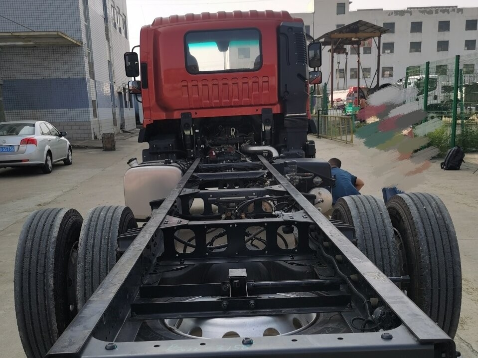 Chassis di camion da carico da 10 tonnellate 4*2 doppi pneumatici posteriori Euro 3 Motore Cummins 5150 passo