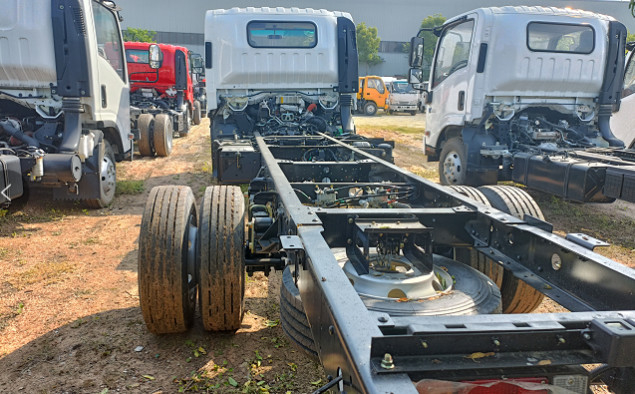 Camion merci a fila singola Isuzu 10 tonnellate 4×2 Camion camion 5,5 metri di lunghezza Box Euro 4 Flat Cab