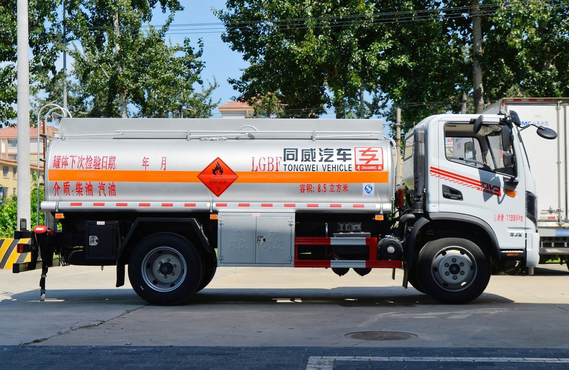 Vendita di camion petrolifero Kenya Dongfeng 4*2 Chassis 8,5 cubic Tanker Yuchai Motore 165 hp