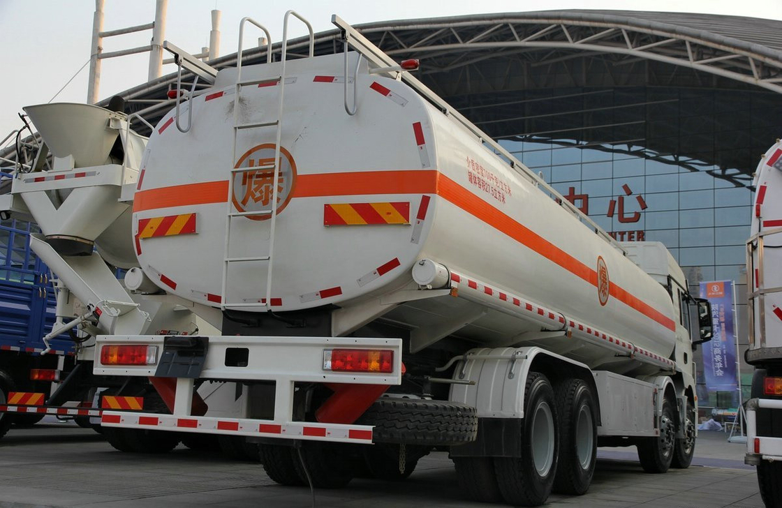 8x4 petroliere camion Shacman 12 ruote Euro 4 Emissioni 30m3 Capacità Weichai 290 hp