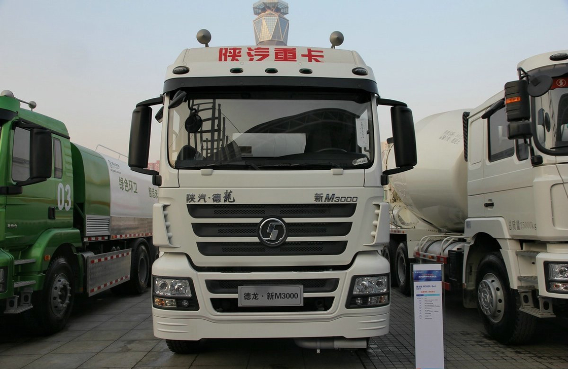 8x4 petroliere camion Shacman 12 ruote Euro 4 Emissioni 30m3 Capacità Weichai 290 hp