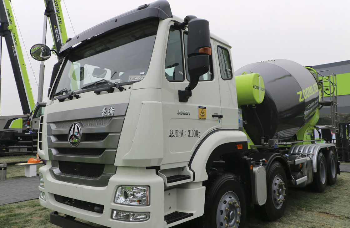 Camione miscelatore di cemento Ghana Hohan J5G 8*4 Chassis Zoomlion Tanker 8M3 Motore diesel 310 CV