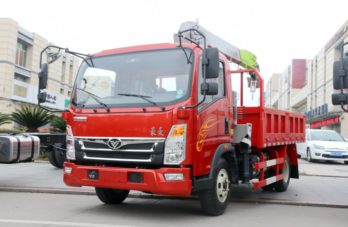 Piccolo camion montato gru sollevamento 4 tonnellate 8 velocità trasmissione manuale Howo 4 * 2 modalità di guida