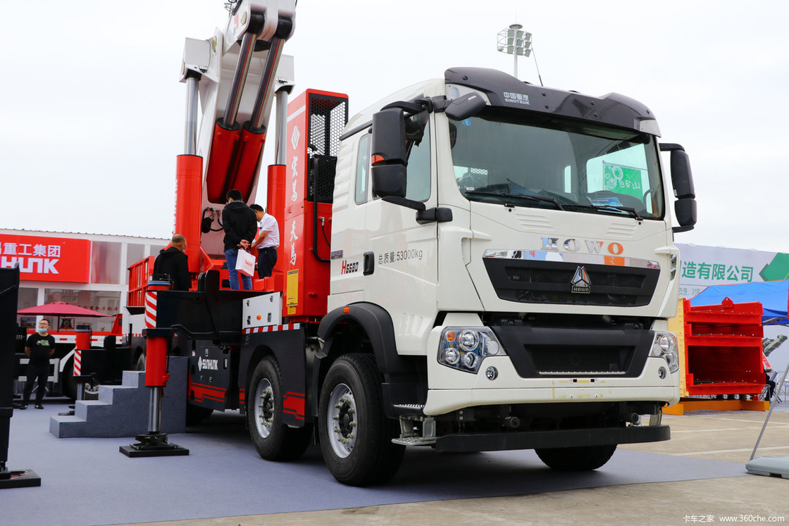 Granata montata su camion da 100 tonnellate Howo 10*4 Chassis 440hp Granata a braccio a maniche 135 tonnellate sollevamento