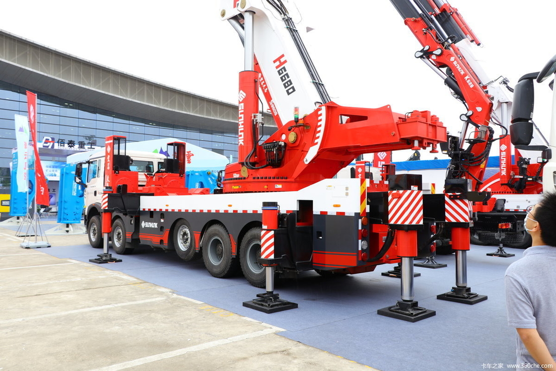 Granata montata su camion da 100 tonnellate Howo 10*4 Chassis 440hp Granata a braccio a maniche 135 tonnellate sollevamento