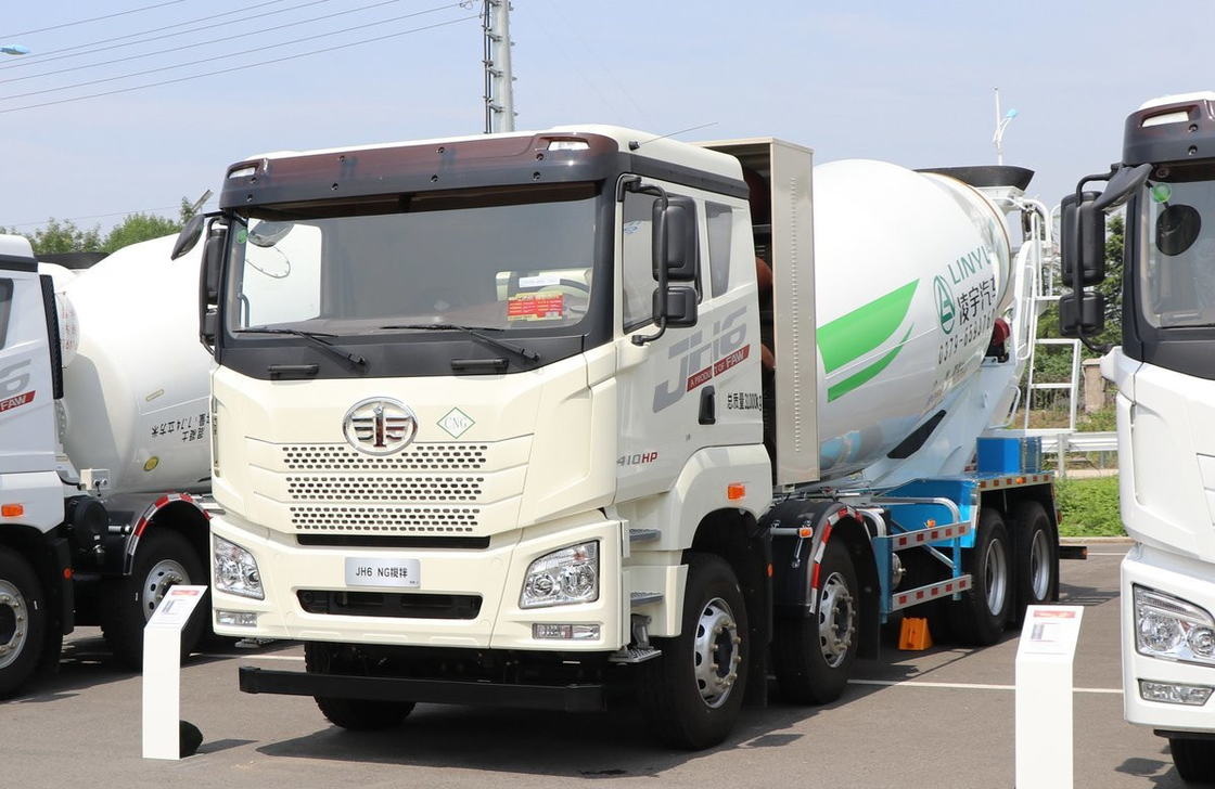 10m3 camion miscelatore di calcestruzzo Jiefang 8×4 miscelatore motore CNG 410hp Sei cilindri cabina piatta
