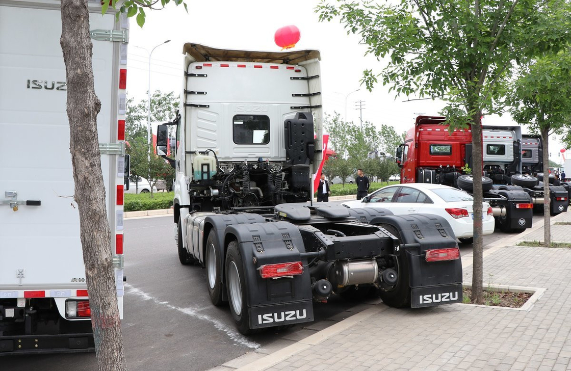 Camion-trattore prezzo commercio ZF cambio automatico 6×4 ISUZU capo rimorchio 520hp cabina a tetto alto