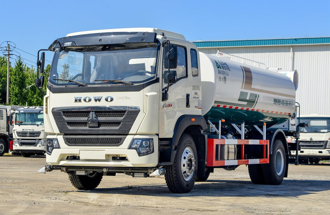 Camion cisterna 4x2 Sinotruck Howo Weichai 220hp Pneumatici posteriori doppi Cabina a fila singola