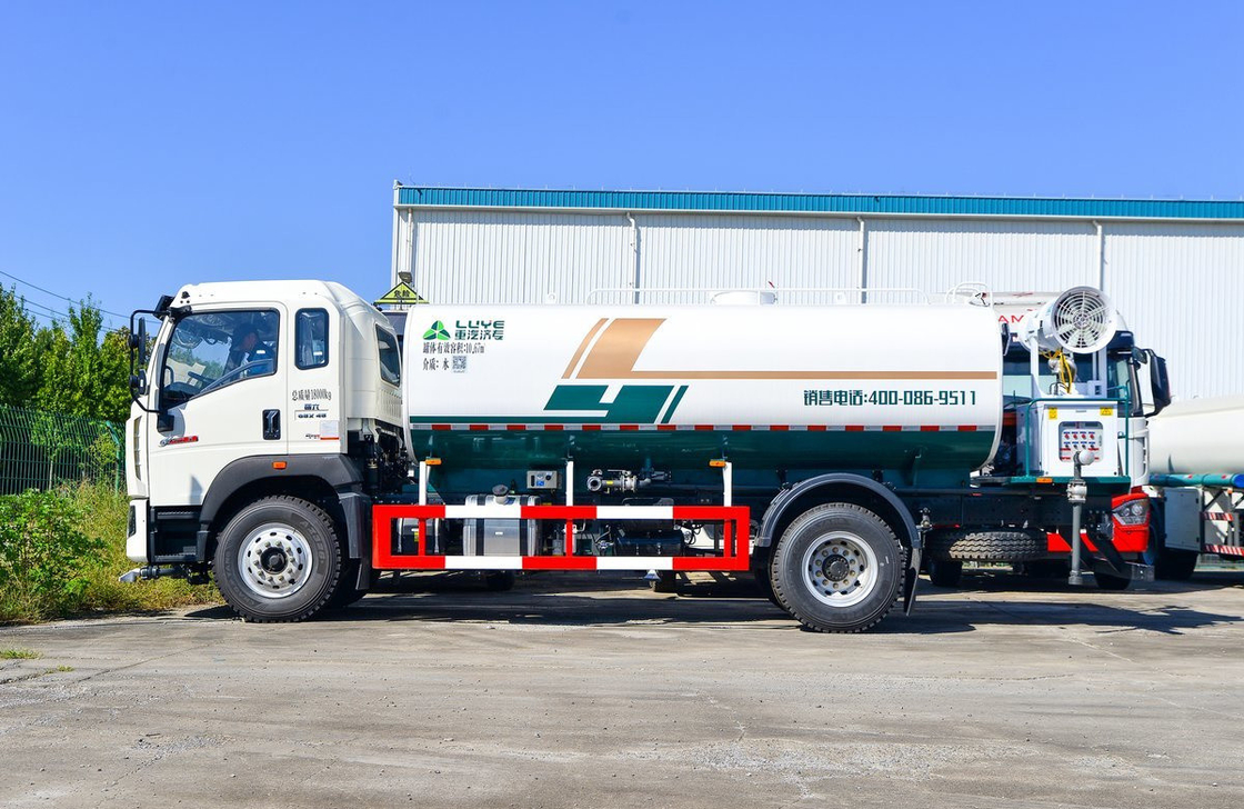 Camion cisterna 4x2 Sinotruck Howo Weichai 220hp Pneumatici posteriori doppi Cabina a fila singola