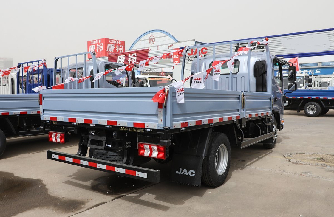 Camion per merci JAC 4*2 Camion leggero letto piatto 6 ruote asse singolo 4 metri di lunghezza