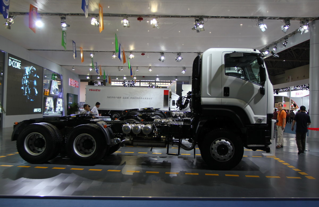 Camion-trattore cabina a tetto piatto ISUZU Cavallo 6*4 modalità di guida 350 CV Euro 4 emissioni