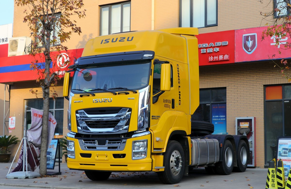 Used Truck Tractor Units 460hp Potente Egine ZF Gearbox Isuzu Prime Mover Cabina a tetto alto