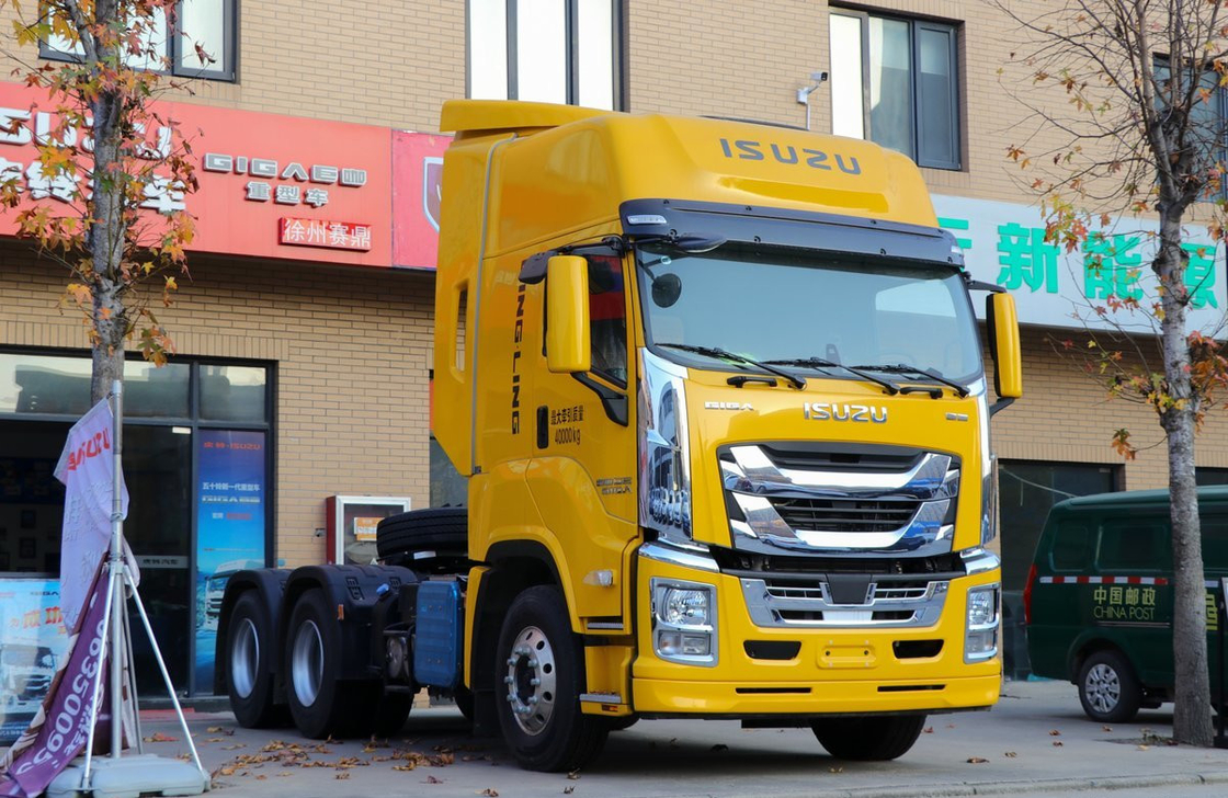 Used Truck Tractor Units 460hp Potente Egine ZF Gearbox Isuzu Prime Mover Cabina a tetto alto