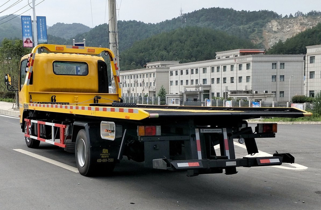 Piccoli rimorchiatori a letto piatto 4500 mm Base rotabile 190 CV Motore diesel a sei velocità Manuale
