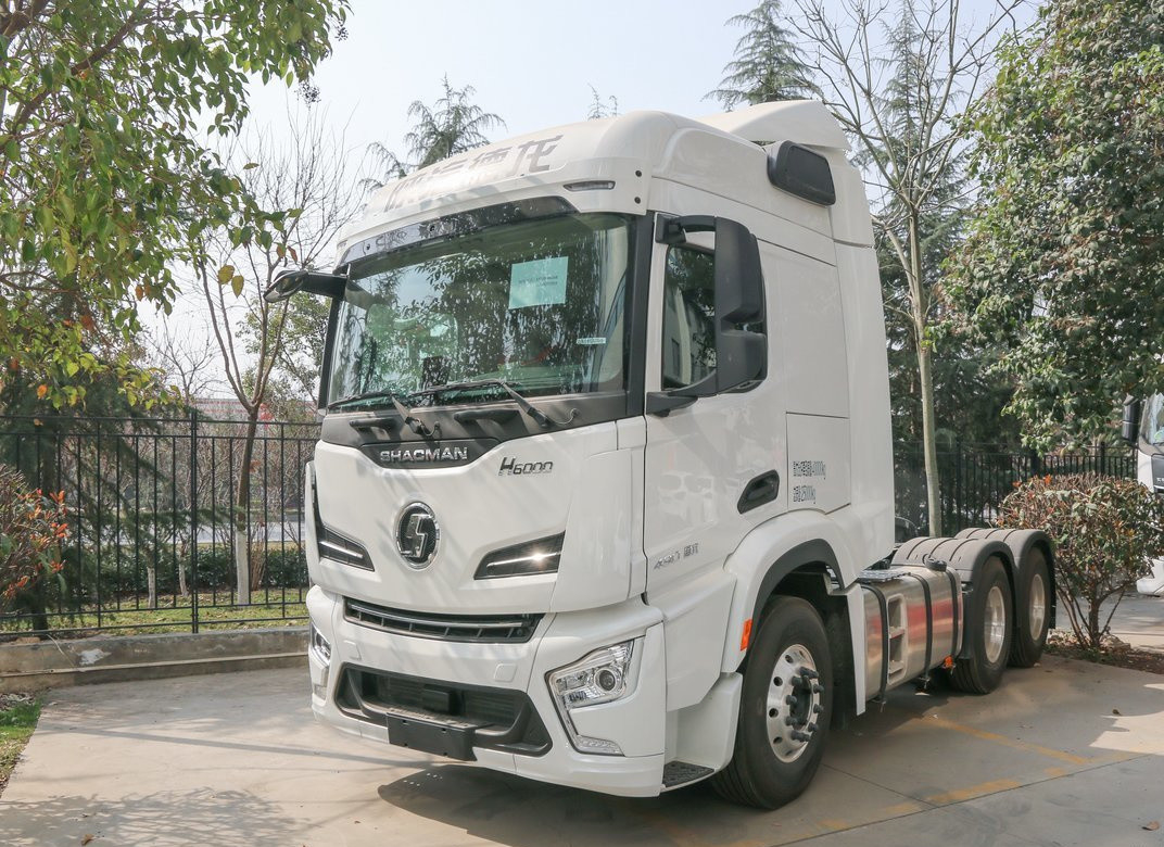 Camion a testa di rimorchio Colore bianco 6*4 Shacman H6000 Cummins 490hp Motore 10 pneumatici Leaf Spring