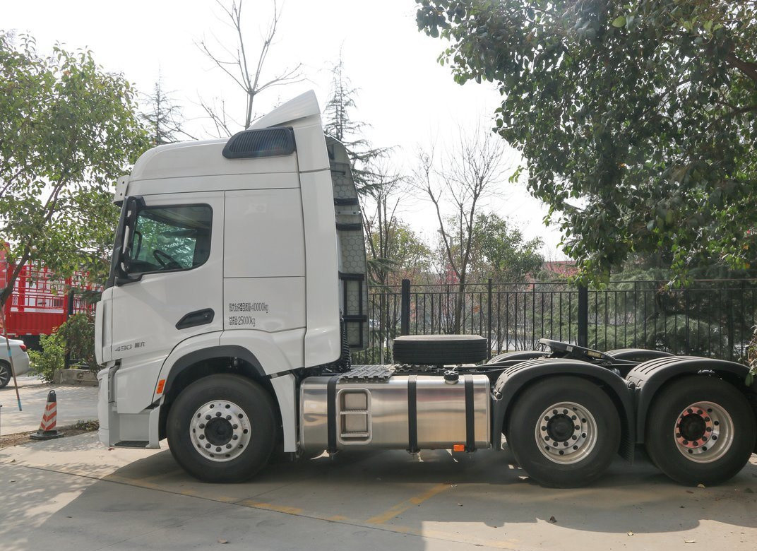 Camion a testa di rimorchio Colore bianco 6*4 Shacman H6000 Cummins 490hp Motore 10 pneumatici Leaf Spring