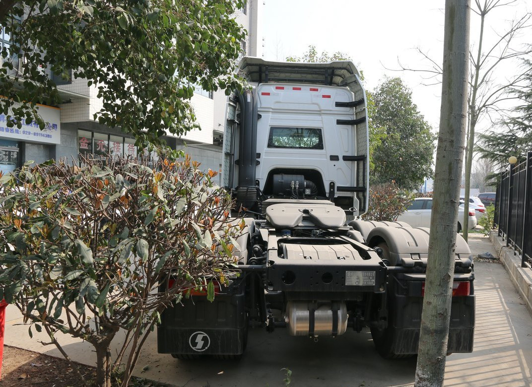 Camion a testa di rimorchio Colore bianco 6*4 Shacman H6000 Cummins 490hp Motore 10 pneumatici Leaf Spring
