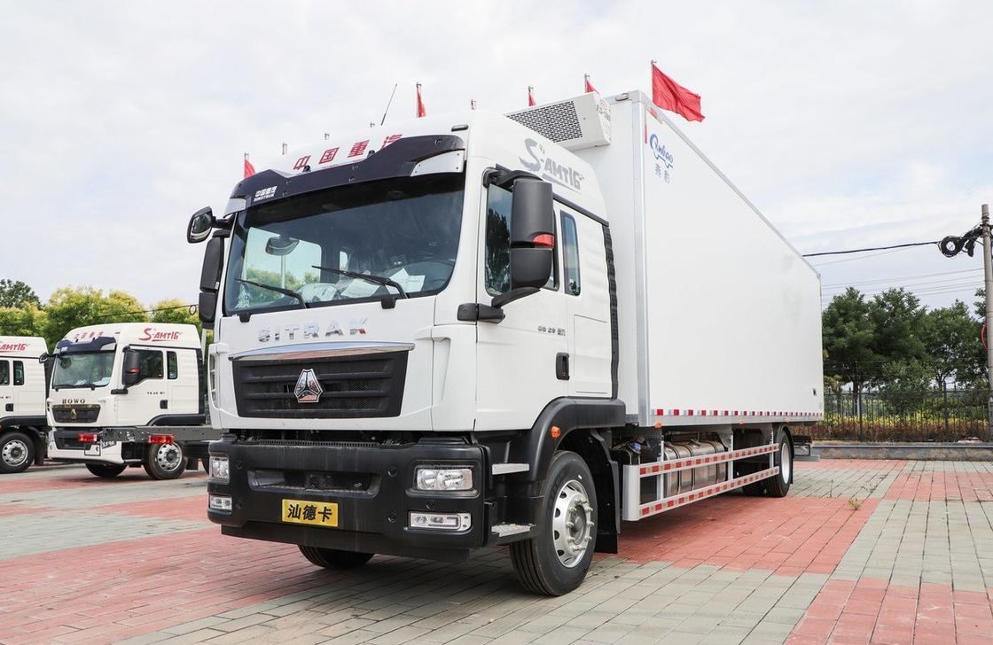 Frigorifero raffreddamento furgone Sinotruck 4*2 modalità di guida 9,5 metri lunghe scatola SITRAK 290hp