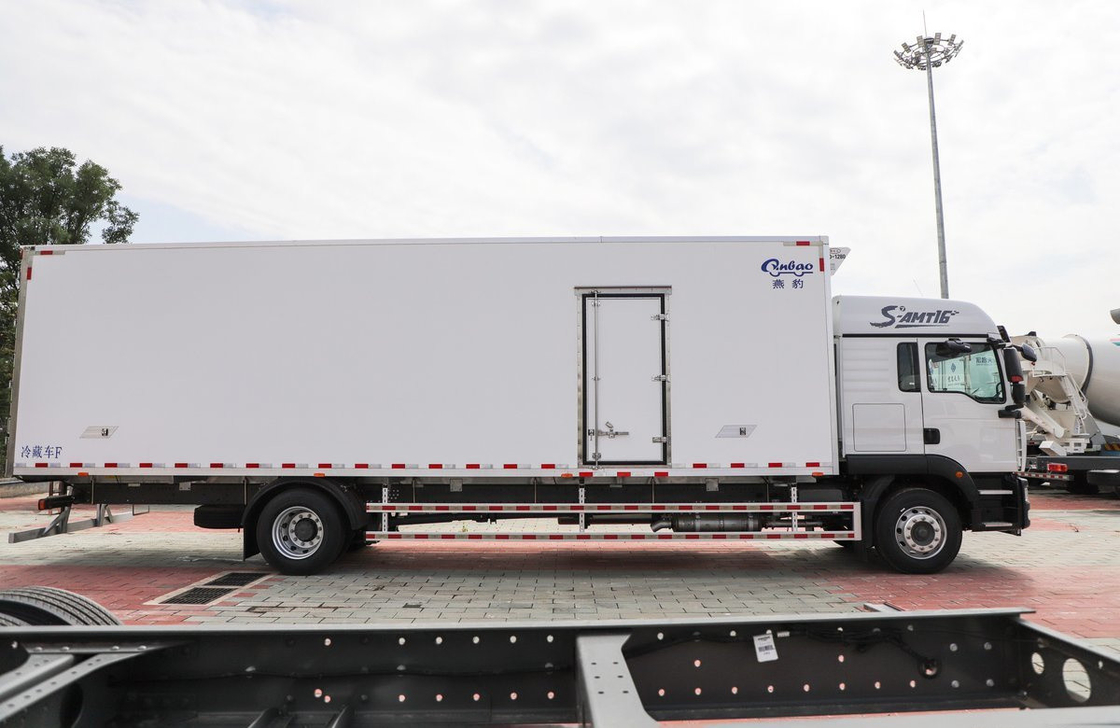 Frigorifero raffreddamento furgone Sinotruck 4*2 modalità di guida 9,5 metri lunghe scatola SITRAK 290hp