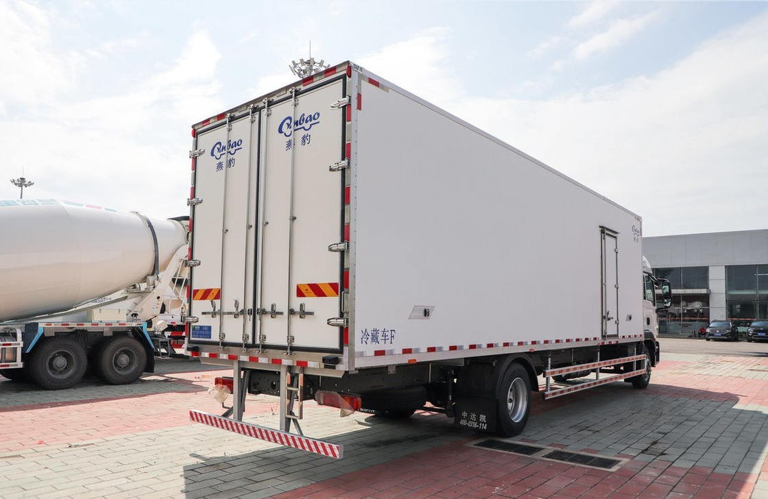 Frigorifero raffreddamento furgone Sinotruck 4*2 modalità di guida 9,5 metri lunghe scatola SITRAK 290hp