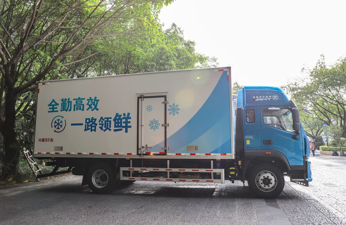 Cassa frigorifera di medie dimensioni Foton Nuovo carico 10 tonnellate Motore Yuchai 300 CV LHD