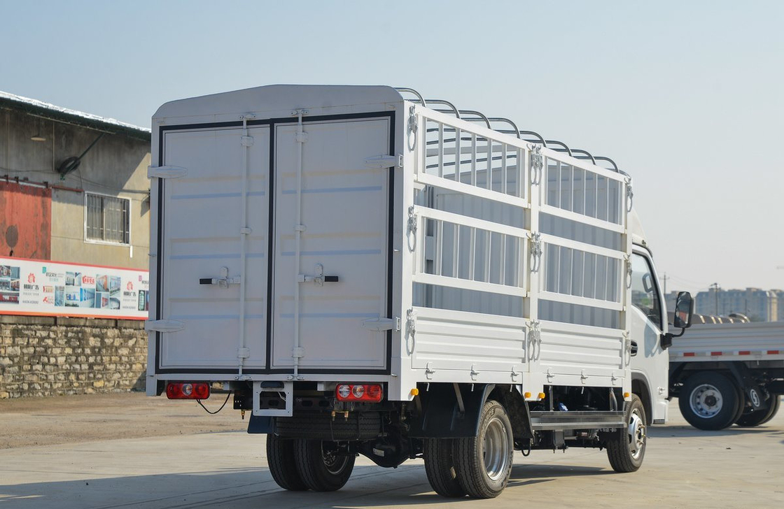 Piccoli camion merci SAIC Camion leggero Casella di recinzione 4 metri Motore diesel a asse singolo 95 CV