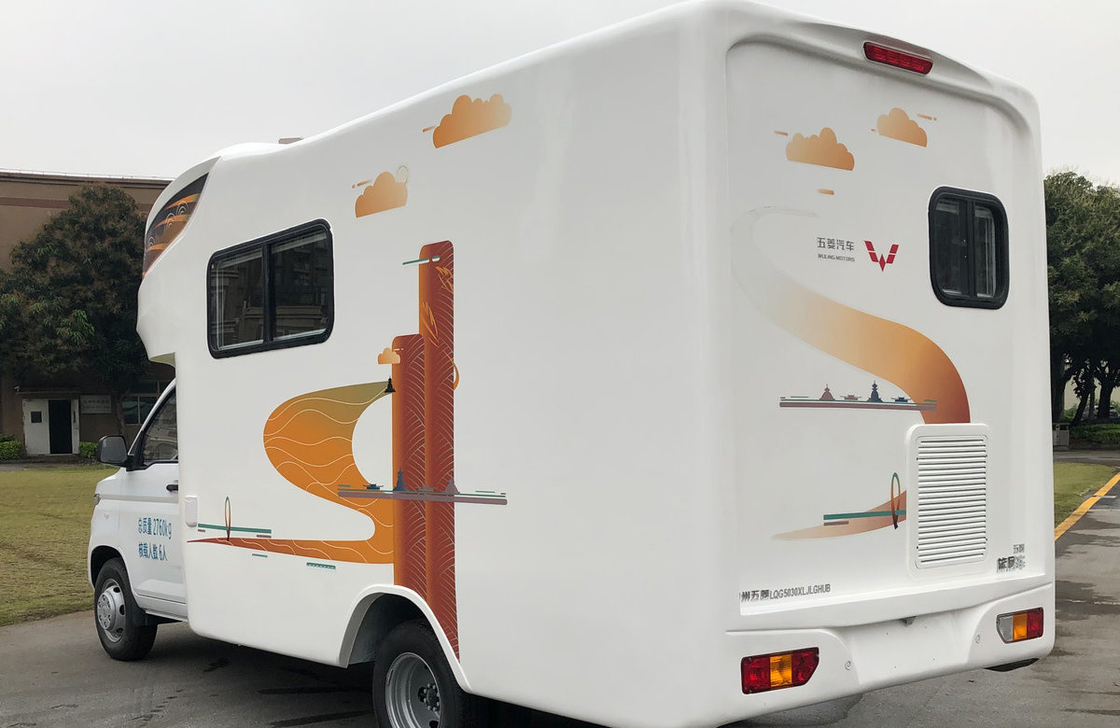 Box Truck Container Wuling Motor Home Car 5,8 metri con bagno Comodo letto e divano