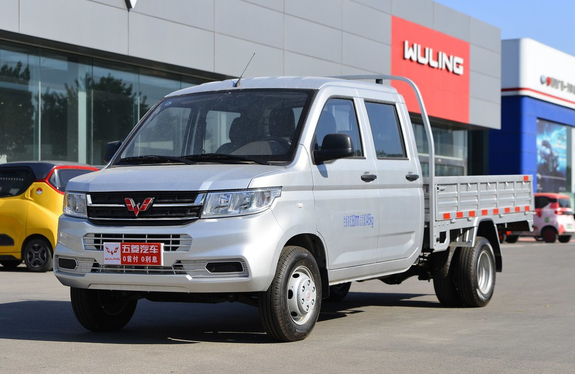 Box Truck Cargo Wuling Light Truck Double Cabin 3350mm Base rotabile 4*2 Drive Mode 6 pneumatico