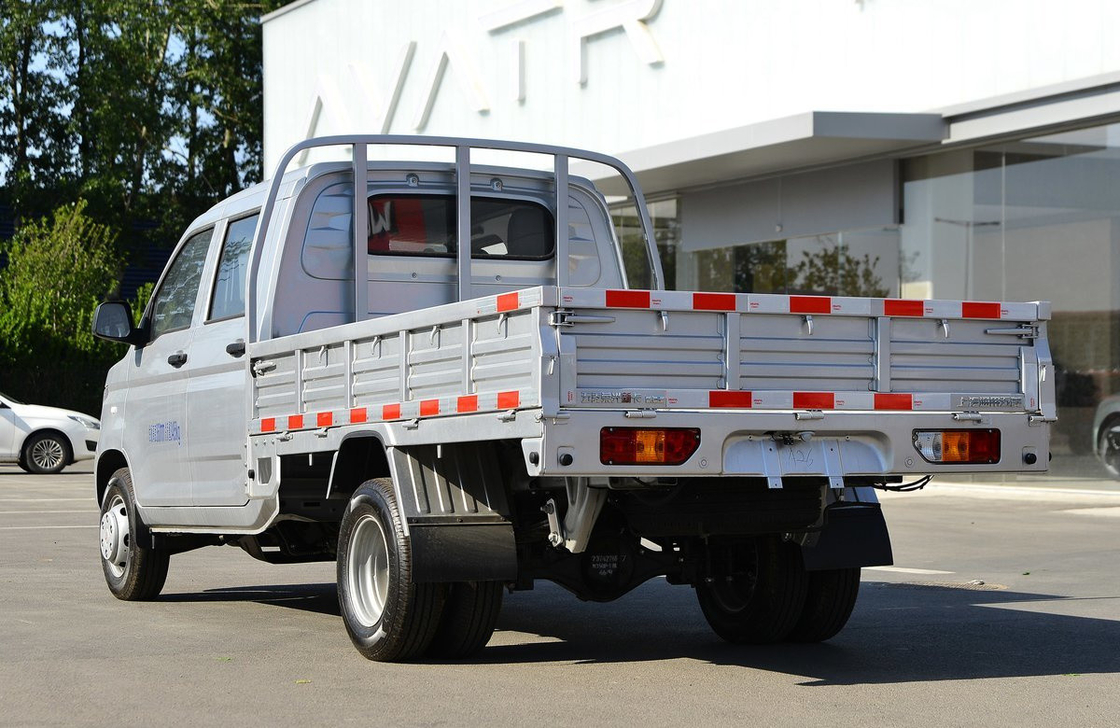 Box Truck Cargo Wuling Light Truck Double Cabin 3350mm Base rotabile 4*2 Drive Mode 6 pneumatico