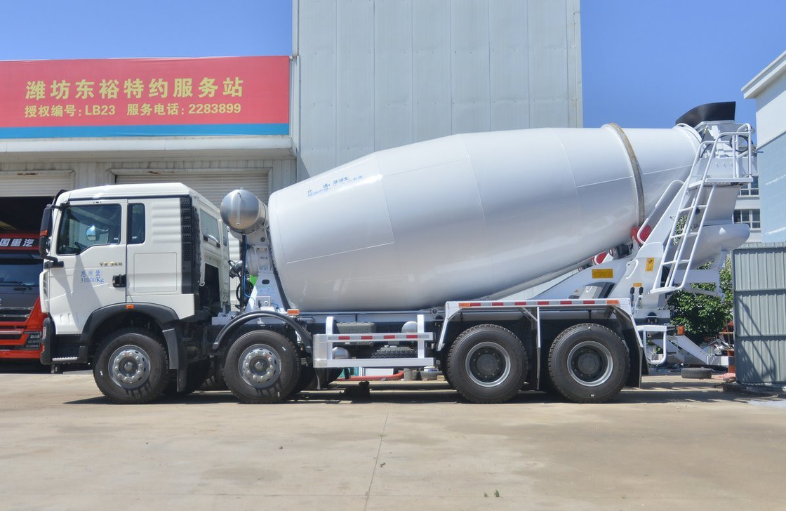 Camion per miscelatori pesanti personalizzati 8 Sinotruck Howo T7 Miscelatore di cemento con ingranaggi a 10 velocità