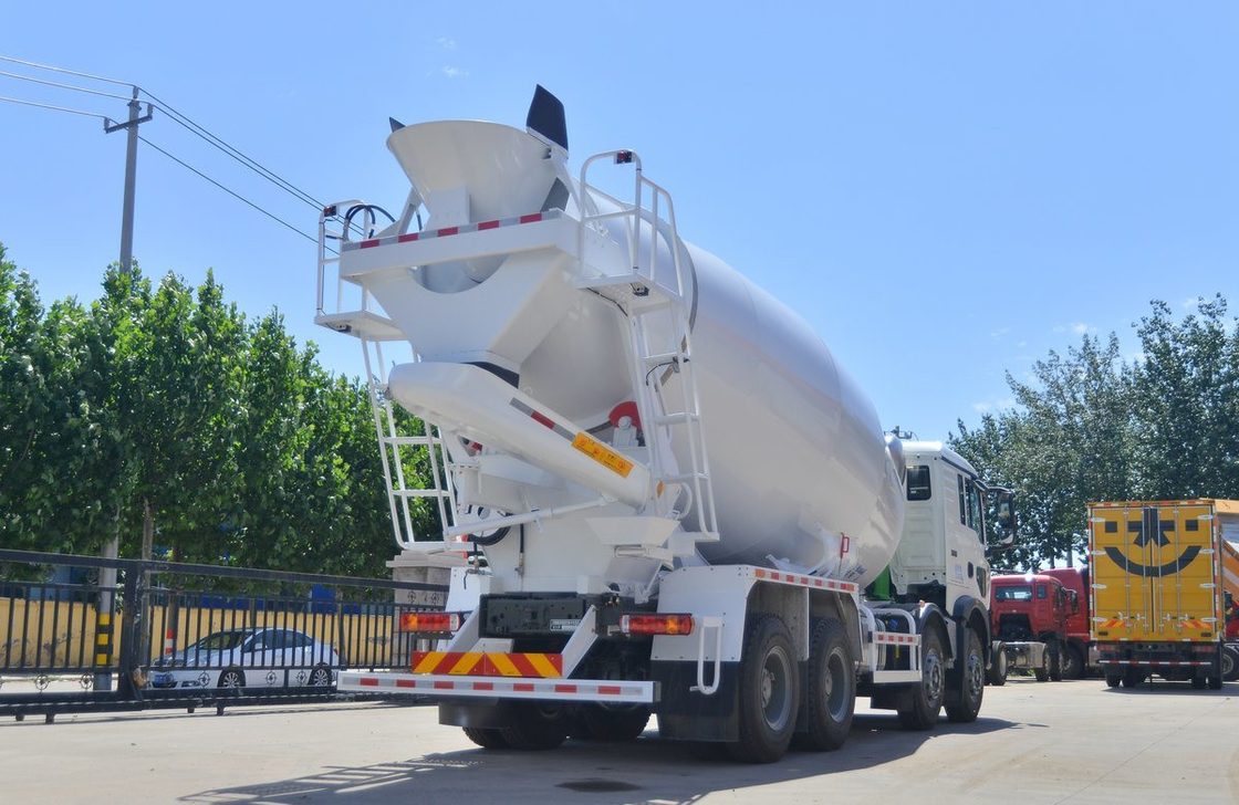 Camion per miscelatori pesanti personalizzati 8 Sinotruck Howo T7 Miscelatore di cemento con ingranaggi a 10 velocità
