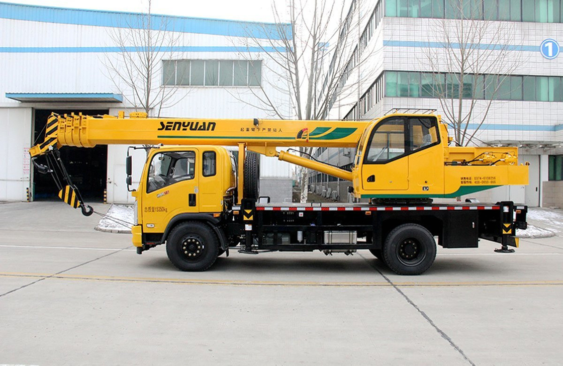 Vendiamo una gru per camion usata Dongfeng 16 tonnellate con braccio retto a cinque sezioni Cina gru mobile