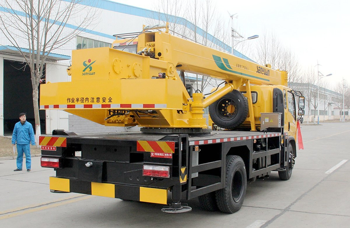 Vendiamo una gru per camion usata Dongfeng 16 tonnellate con braccio retto a cinque sezioni Cina gru mobile