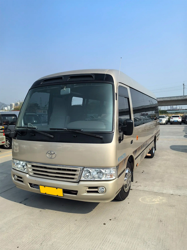 Toyota Coaster 20 posti elettrici Cina IV Champagne Oro Autobus da lavoro di medie dimensioni